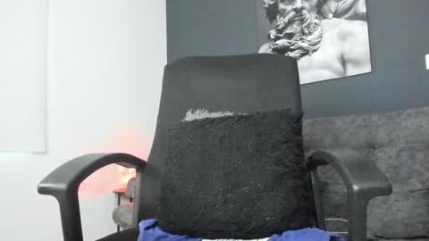 simon_leon01 online show from January 15, 2025, 10:57 pm