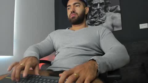 simon_leon01 online show from January 17, 2025, 12:42 pm