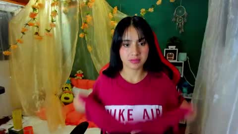 Snapshot of simone_simpson chatting on December 20, 2024, 6:40 am Simon Simpson Modelo Independiente online show from December 20, 2024, 6:40 am