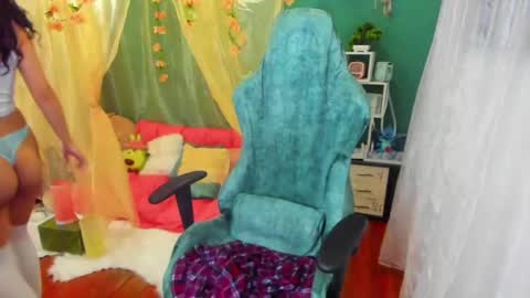 Snapshot of simone_simpson chatting on February 20, 2025, 4:28 am Simon Simpson Modelo Independiente online show from February 20, 2025, 4:28 am