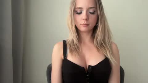 Sisi Bunny online show from June 1, 2026, 5:14 pm