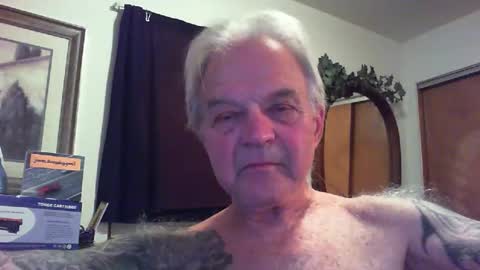 Snapshot of skeeeziks chatting on May 19, 2026, 1:44 am skeeeziks online show from May 19, 2026, 1:44 am
