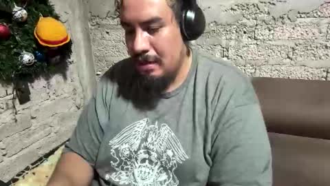 Snapshot of skinhell chatting on May 15, 2026, 11:45 pm Elias online show from May 15, 2026, 11:45 pm