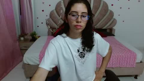 Snapshot of skinny_hot723 chatting on May 24, 2026, 6:35 pm Raelle online show from May 24, 2026, 6:35 pm
