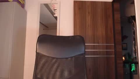 jesica online show from November 6, 2025, 7:09 am