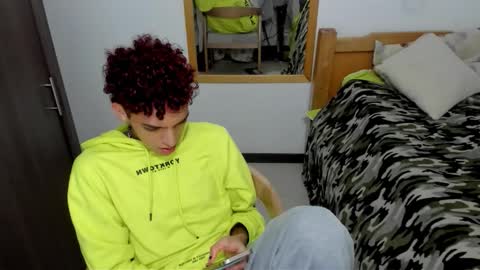 Snapshot of skinnypipe15 chatting on October 18, 2025, 4:04 am skinnypipe15 online show from October 18, 2025, 4:04 am