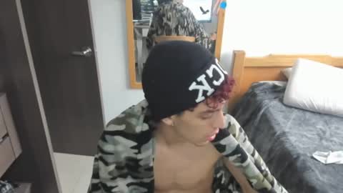 Snapshot of skinnypipe15 chatting on October 24, 2025, 12:01 pm skinnypipe15 online show from October 24, 2025, 12:01 pm