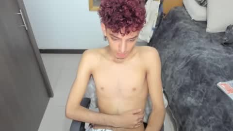 Snapshot of skinnypipe15 chatting on November 5, 2025, 10:43 pm skinnypipe15 online show from November 5, 2025, 10:43 pm