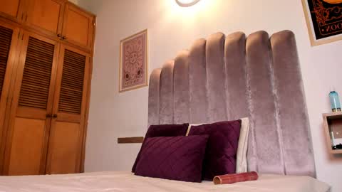 Snapshot of sky_caroline chatting on May 14, 2026, 9:43 pm Sky Caroline online show from May 14, 2026, 9:43 pm