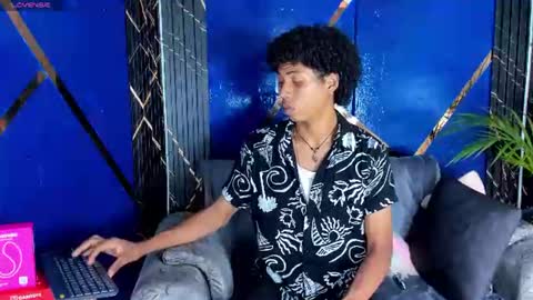 sky_walkerss online show from June 14, 2026, 5:37 pm