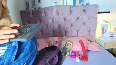 Snapshot of skye_moore chatting on October 1, 2025, 12:11 pm skye moore online show from October 1, 2025, 12:11 pm