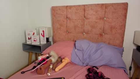 Snapshot of skye_moore chatting on October 14, 2025, 12:06 pm skye moore online show from October 14, 2025, 12:06 pm