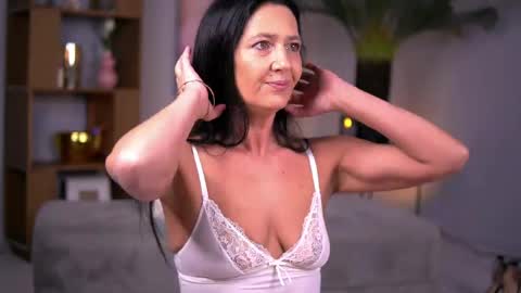 Snapshot of skylerlune chatting on April 14, 2026, 3:45 am Skyler online show from April 14, 2026, 3:45 am