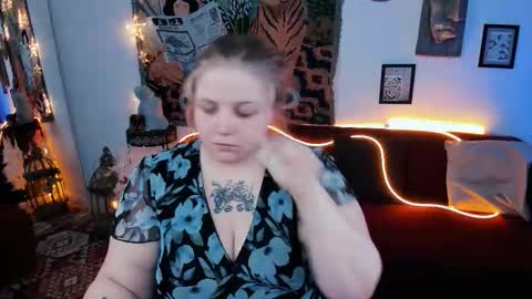 Snapshot of sladadeew chatting on September 9, 2025, 5:18 am Slada Deew online show from September 9, 2025, 5:18 am