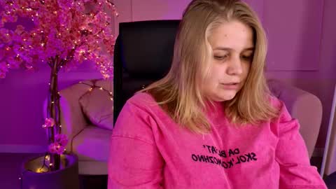 Snapshot of sladadeew chatting on September 29, 2025, 5:12 am Slada Deew online show from September 29, 2025, 5:12 am