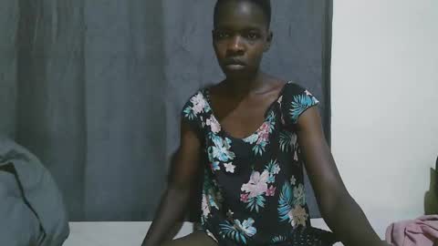 Snapshot of slender_queen chatting on January 19, 2026, 7:45 am slender_queen online show from January 19, 2026, 7:45 am