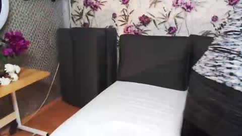 slutihmami online show from May 27, 2026, 6:10 am