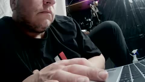 Snapshot of smokeingbitch420 chatting on January 7, 2026, 8:50 am love bug online show from January 7, 2026, 8:50 am