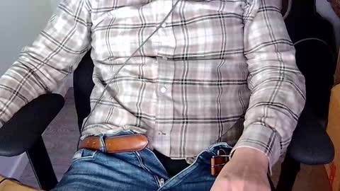 Snapshot of sneakybill82 chatting on October 21, 2025, 8:42 pm Sneakybill online show from October 21, 2025, 8:42 pm