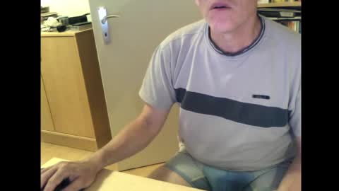 Snapshot of sneaxfreund chatting on May 20, 2026, 11:44 pm sneaxfreund online show from May 20, 2026, 11:44 pm