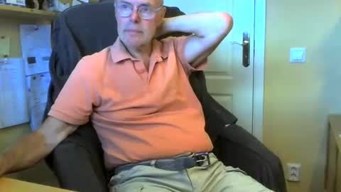 snickarn335731 online show from June 7, 2026, 4:44 pm