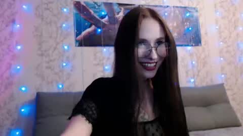 SnowWhate 00 online show from June 25, 2026, 7:07 pm