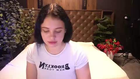 snowwhite_bella online show from July 17, 2026, 7:41 pm
