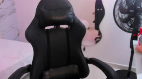 sofia_echeverri online show from April 8, 2026, 12:16 pm