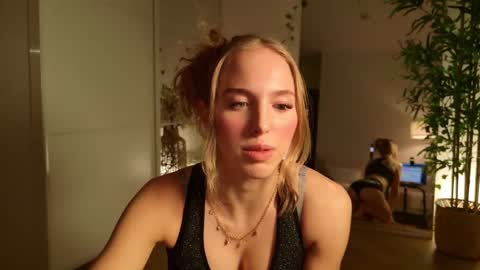 Snapshot of sofiaaaxoxoxo chatting on November 24, 2025, 5:45 pm Sofia online show from November 24, 2025, 5:45 pm