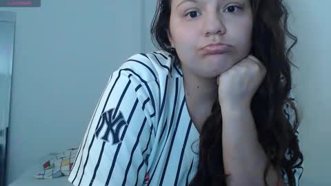 sofiamooon_ online show from December 22, 2025, 12:24 pm