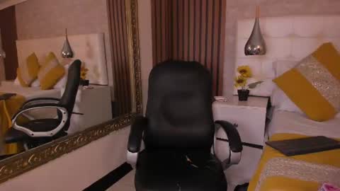 sofiathoompson online show from June 17, 2026, 8:43 pm