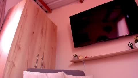 sofiavelez01 online show from May 18, 2026, 4:13 pm