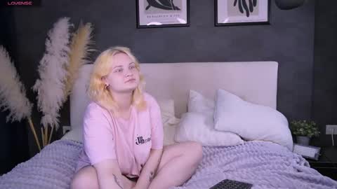 Snapshot of soft_sofi chatting on October 1, 2025, 7:53 pm Sofi online show from October 1, 2025, 7:53 pm