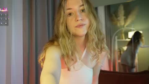 softdreamer_ online show from November 5, 2025, 10:04 am