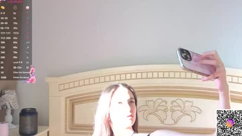 Snapshot of softiedream chatting on November 3, 2025, 6:14 am Elly online show from November 3, 2025, 6:14 am