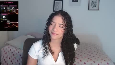 Snapshot of sophi_baby chatting on October 26, 2025, 4:18 am Sophi baby online show from October 26, 2025, 4:18 am