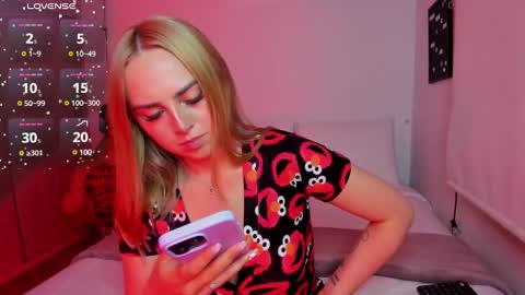 Snapshot of sophi_moreno chatting on December 18, 2024, 1:15 am Sofi online show from December 18, 2024, 1:15 am