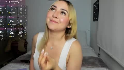 Snapshot of sophi_moreno chatting on March 8, 2025, 4:23 am Sofi online show from March 8, 2025, 4:23 am