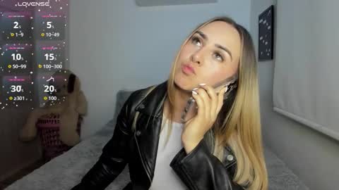 Snapshot of sophi_moreno chatting on November 15, 2025, 2:42 am Sofi online show from November 15, 2025, 2:42 am