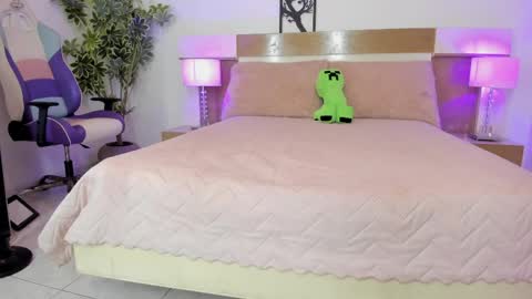 sophia_duarte_ online show from April 22, 2026, 12:07 pm