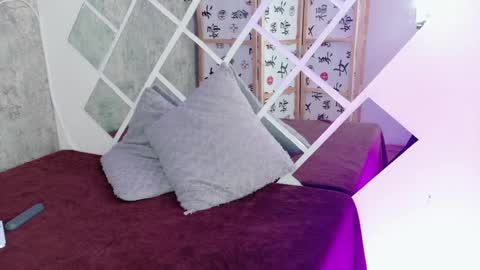 Sophie online show from May 6, 2026, 2:11 pm