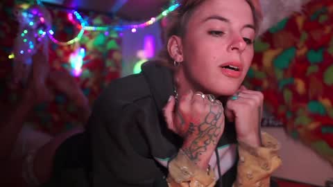 Snapshot of sophie_lovely chatting on December 21, 2024, 5:58 am derpy derpington online show from December 21, 2024, 5:58 am