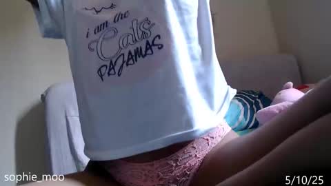 Snapshot of sophie_moo chatting on October 5, 2025, 9:02 pm Sophie online show from October 5, 2025, 9:02 pm