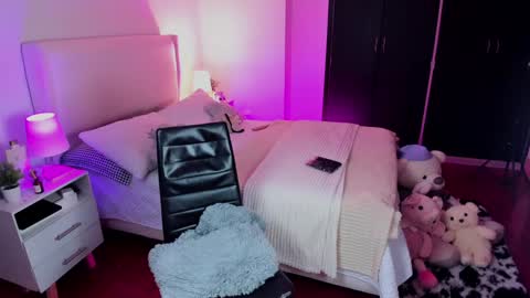 Snapshot of sophiecornett chatting on December 6, 2024, 4:03 am online show from December 6, 2024, 4:03 am