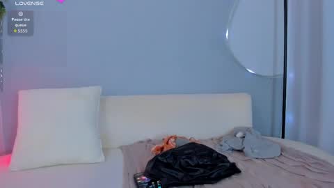 Sophie online show from May 19, 2026, 11:44 pm
