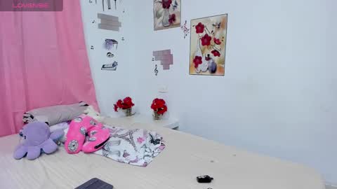 Snapshot of sophieewoods chatting on December 17, 2024, 10:43 pm Sophie Woods online show from December 17, 2024, 10:43 pm