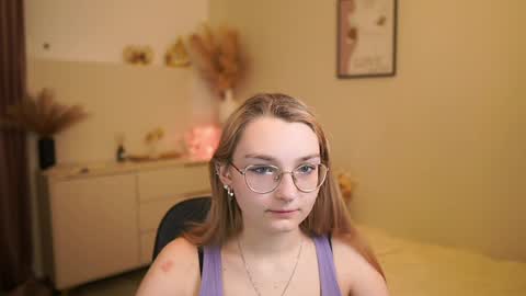 Snapshot of sophielux18 chatting on May 28, 2026, 1:19 pm Emma online show from May 28, 2026, 1:19 pm