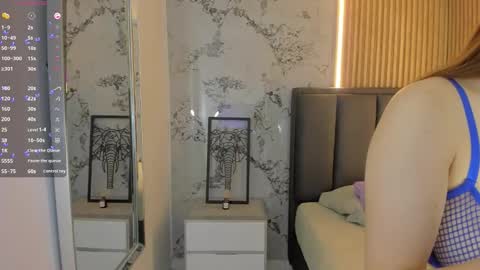 Snapshot of sophiemeyer chatting on October 22, 2025, 12:49 pm Sophie online show from October 22, 2025, 12:49 pm