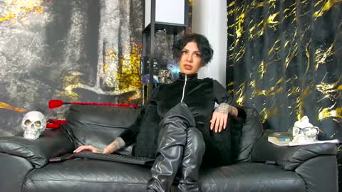 Snapshot of sophiepriestess chatting on December 4, 2024, 4:05 pm SophiePriestess online show from December 4, 2024, 4:05 pm