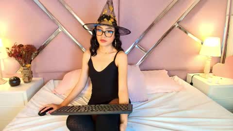 sophievelle online show from October 10, 2025, 1:10 pm